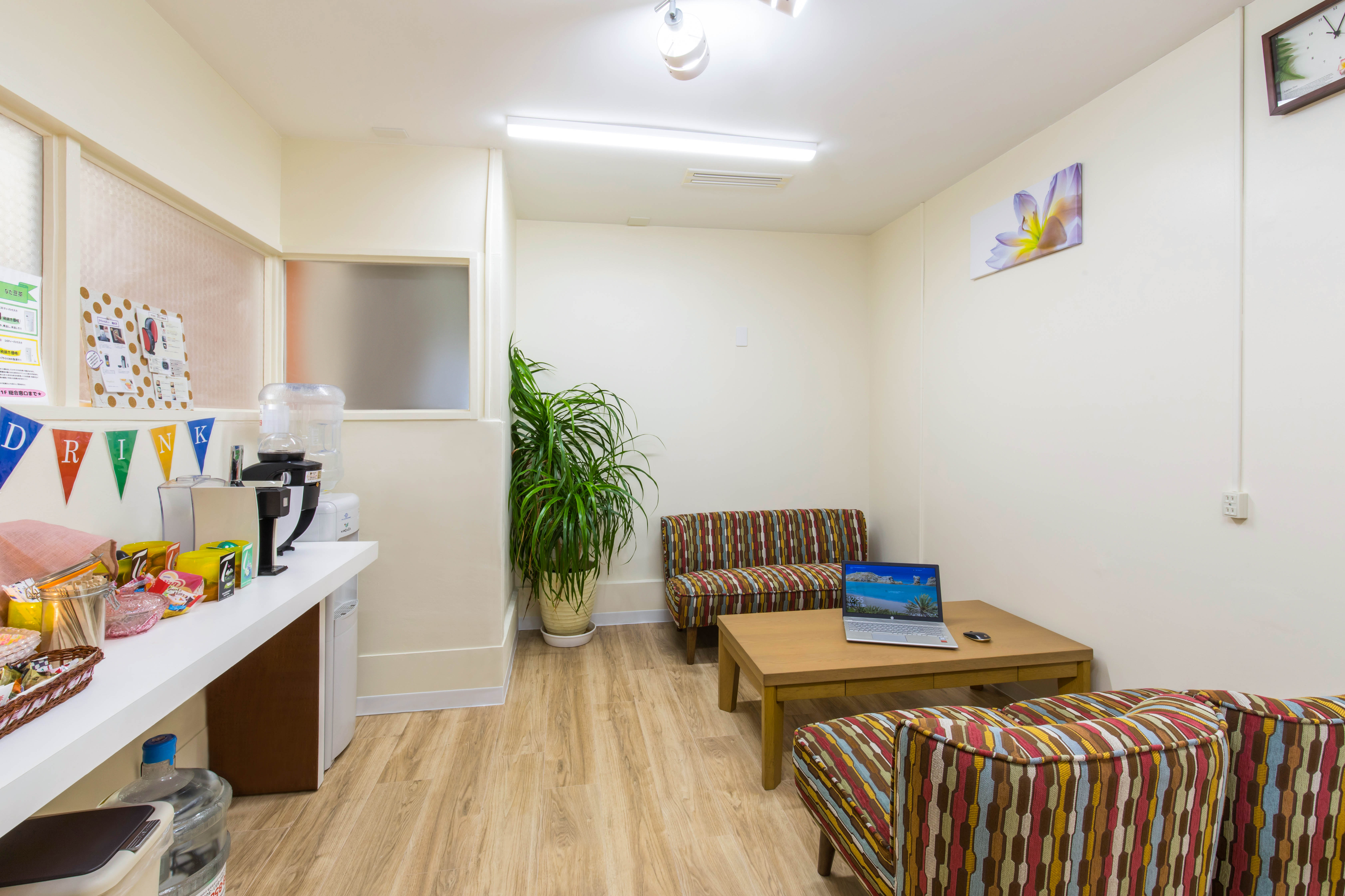 ���E���W